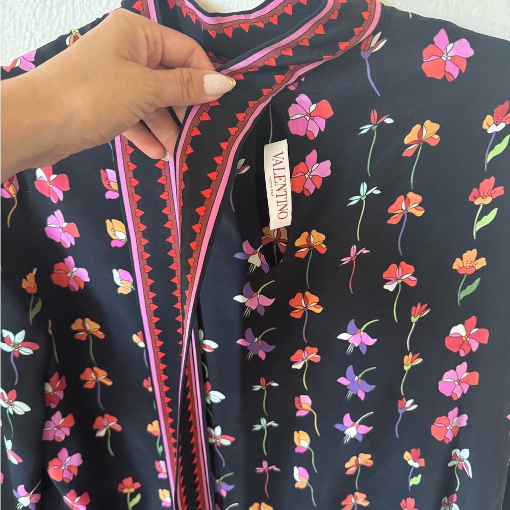 Valentino Black Blouse Floral Pattern 8 JustLike the dress worn by Anne Hathaway - Picture 5 of 6